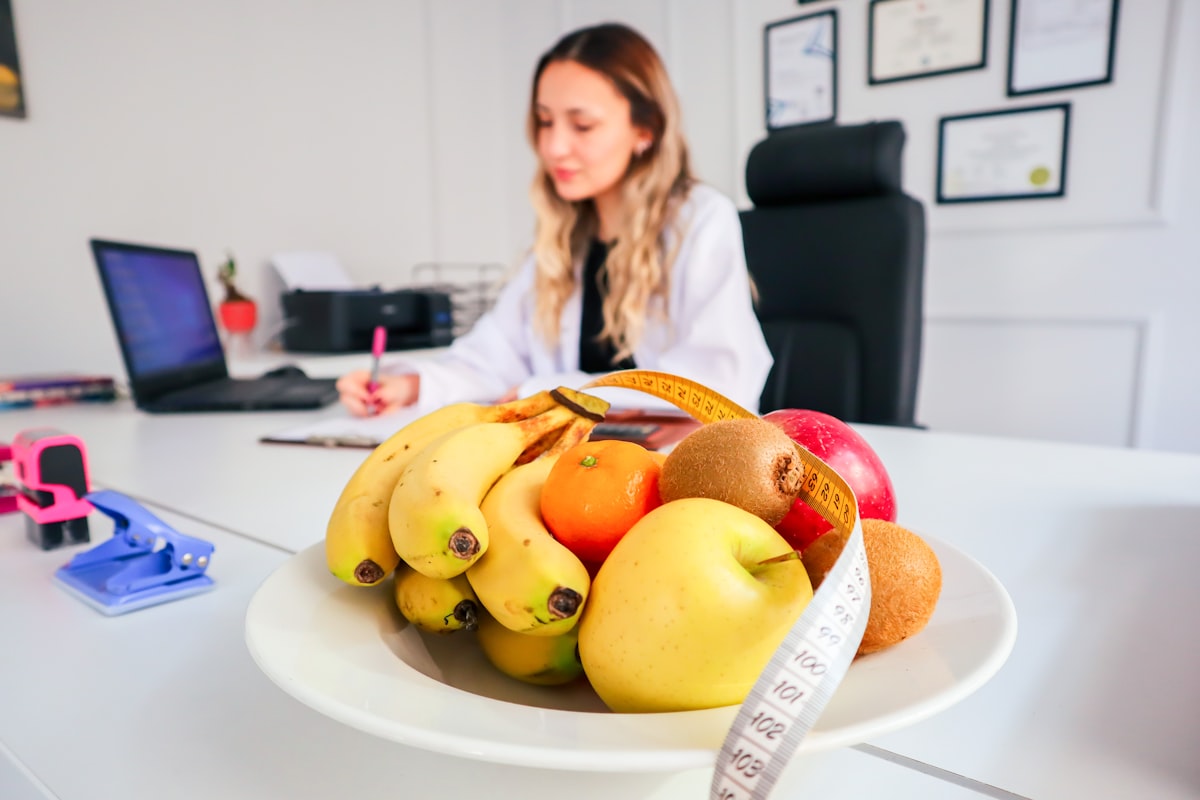 Detox smoothie sa povrćem, zelenom i limunom